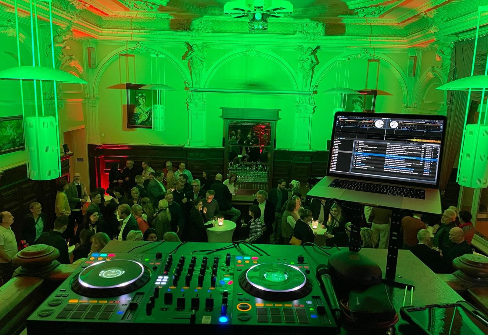 DJ-Pult in der Josephine Bar, dahinter Gäste vor dem Tresen